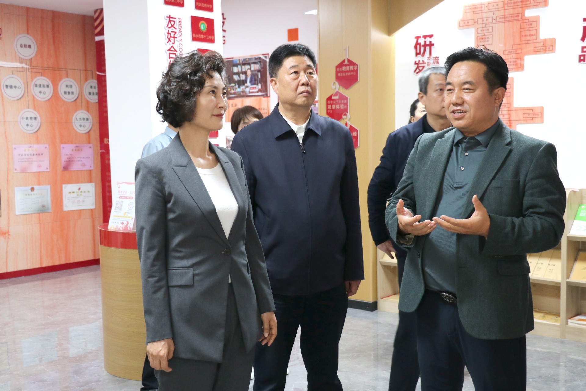 民(mín)建河北省委主委薛寒調研會員(yuán)企業河北金卷